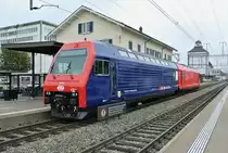 SBB Re 450 060-9 und SZU Re 450 070-8 auf �berf�hrungsfahrt Yverdon-Z�rich bei Durchfahrt in Solothurn Wesat, 27.10.2014.