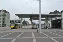 Be 4/8 114  STAR , Vollwerbung f�r Basler Versicherung /B�loise Soba Bank auf dem Bahnhofplatz von Solothurn. Das spezielle Dach zwischen dem ASM Gleis und dem SBB Bahnhof stellt die Zahl 11 dar, die Zahl der Stadt Solothurn, 27.10.2014.