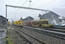 Erster Wintereinbruch diesen Herbst; Rechts steht der Be 4/4 5001 Pendel, links sind Schotterwagen der RhB, Lenk, 22.10.2014.