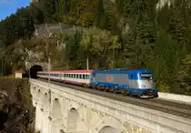 Am 27. Oktober war die CD 380 001 mit dem EC 172  Vindobona  (Villach- Hamburg) unterwegs und wurde von mir am 37 Meter hohen und 87 Meter langen Krausel-Klause-Viadukt fotografiert.


