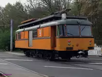 Dieser Arbeitstriebwagen ist eine Rarität:
VT 1 der HGK (Häfen und Güterverkehr Köln AG). 
Von den in der HGK aufgegangenen Köln-Bonner-Eisenbahnen (KBE) wurde ein ehemalige Schienenbus der Baureihe VT95 (DB-795 398, 1954 von MAN gebaut) gekauft und zum Arbeitstriebwagen umgebaut.   
Der Wagenkasten wurde höhergelegt, damit das Fahrzeug auch die Hochbahnsteige der Stadtbahnstrecken problemlos passieren kann. Daher hat der Schienenbus seither ein etwas hochbeiniges Aussehen.

2014-04-10  Köln Dürener Str./Militärring