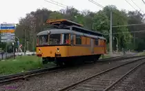 Dieser Arbeitstriebwagen ist eine Rarität:
VT 1 der HGK (Häfen und Güterverkehr Köln AG). 
Von den in der HGK aufgegangenen Köln-Bonner-Eisenbahnen (KBE) wurde ein ehemalige Schienenbus der Baureihe VT95 (DB-795 398, 1954 von MAN gebaut) gekauft und zum Arbeitstriebwagen umgebaut.   
Der Wagenkasten wurde höhergelegt, damit das Fahrzeug auch die Hochbahnsteige der Stadtbahnstrecken problemlos passieren kann. Daher hat der Schienenbus seither ein etwas hochbeiniges Aussehen.

2014-04-10  Köln Dürener Str./Militärring