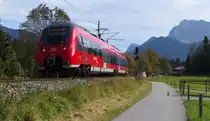 Auf dem Weg zum Geroldsee - Am ersten Tag unseres Mittenwald Aufenthaltes waren wir zum Wildensee gewandert. Am zweiten Tag wollten wir es etwas ruhiger angehen lassen und spazierten zum Geroldsee. Auf dem Weg dorthin geht es knapp 2 Kilometer am der Mittenwaldbahn vorbei. 2442 230 ist als RB von Seefeld nach München unterwegs und hat gerade den Bahnhof Klais verlassen. Bahnstrecke 5504 München Hbf. - Mittenwald Grenze am 07.10.2014