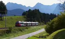 Über die Grenze kommen die Talent Triebwagen der ÖBB Baureihe 4024. Die Relation Innsbruck - Garmisch-Partenkirchen hat der Triebwagen fast zurück gelegt. Gleich wird vorher noch im Bahnhof Klais gehalten. Hier kommt der REX (in Österreich) gerade die Schmalenseehöhe hinunter. Wir waren mit dem ÖBB Talent nach Innsbruck gefahren und mit dem DB Talent nach München. Die Werdenfels Hamsterbäckchen sind wesentlich besser gepolstert als die ÖBB Triebwagen im Tirol Takt. Bahnstrecke 5504 München Hbf. - Mittenwald Grenze an der St2542 am 07.10.2014