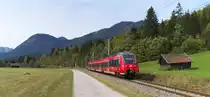 Auf dem Weg zum Geroldsee - Am ersten Tag unseres Mittenwald Aufenthaltes waren wir zum Wildensee gewandert. Am zweiten Tag wollten wir es etwas ruhiger angehen lassen und spazierten zum Geroldsee. Auf dem Weg dorthin geht es knapp 2 Kilometer am der Mittenwaldbahn vorbei. 2442 218 ist als RB von München nach Seefeld unterwegs und wird gleich in Klais halten. Bahnstrecke 5504 München Hbf. - Mittenwald Grenze am 07.10.2014