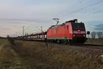 An Heiligabend 2013 fuhr 185 130-2 mit einem leeren Autozug westlich von Hügelheim in Richtung Norden vorbei.