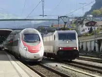 SBB / I-XRI - ETR 610 705 und die Lok 186 908-6 im Bahnhof Spiez am 08.10.2014