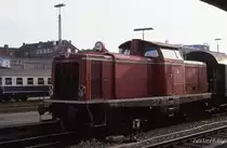 Am 1.9.1988 stand 211256 um 8.46 Uhr vor einem Nahverkehrszug nach Osnabrück um
Hauptbahnhof von Wilhelmshaven.