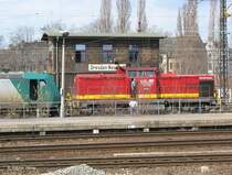 Noch eine kurze Absprache zwischen den Lokf�hrern dann trennen sich nacheinander beide Triebfahrzeuge vom Zug und r�cken auf unterschiedliche Gleise vor - Dresden-Neusatdt, 07.04.2006
