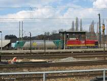Alte Diesellok vor moderner E-Lok: In Dresden-Neustadt f�hrt ein G�terzug ein, bei dem 203 004 der Ascherslebener Verkehrsgesellschaft A.V.G. als Vorspann vor 185-CL 006 Rail4chem eingesetzt ist, 07.04.2006
