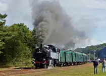 . Zu Besuch beim Dampffestival 2014 der belgischen Museumsbahn CFV3V (Chemin de Fer � Vapeur des trois Vall�es) - Die Henschel Dampflok “Bubikopf” 64 250 zieht am 27.09.2014 ihren Zug aus dem Bahnhof von Treignes in Richtung Mariembourg. (Jeanny)
 
64 250 (BJ 1933) ist eine deutsche Lok der Firma Henschel aus Kassel und geh�rt einem Mitglied des Vereins CFV3V (Chemin de fer � vapeur des trois vall�es). Sie wurde der DB als Schrotthaufen abgekauft und in siebenj�hriger Arbeit durch die Mitglieder des Vereins wieder betriebsf�hig gemacht.
