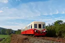  . Zu Besuch beim Dampffestival 2014 der belgischen Museumsbahn CFV3V (Chemin de Fer � Vapeur des trois Vall�es) -  Am Morgen des 28.09.2014 verkehrt der erste Zug auf der wundersch�nen Strecke zwischen Mariembourg und Treignes (Ligne 132). Der ex SNCF Picasso XBD 3998 “Nancy” hatte die Ehre das Dampffestival an diesem Tag zu er�ffnen und ist hier kurz vor Vierves-sur-Viroin unterwegs. Die Strecke ist 14 km lang und wie schon der Name “Chemin de Fer � Vapeur des trois Vall�es” sagt, f�hrt sie durch die T�ler der drei Fl�sse: Eau Blanche, Eau Noire und Viroin. (Hans)

Die ausf�hrliche Beschreibung der SNCF S�rie X 3800 Picasso gibt es hier:
http://hellertal.startbilder.de/bild/belgien~museumsbahnen-und-vereine~cfv3v-chemin-de-fer-a-vapeur-des-trois-vallees/371088/-der-ex-sncf-xbd-3998.html
