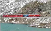 Regio 1633 mit ABe 4/4 III 53  Tirano  und 56  Corviglia  am Lago Bianco zwischen Ospizio Bernina und Alp Grüm. (23.10.2014)