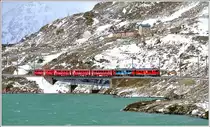 Regio 1633 mit ABe 4/4 III 53  Tirano  und 56  Corviglia  am Lago Bianco zwischen Ospizio Bernina und Alp Grüm. (23.10.2014)