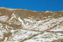 BRB-Saisonschluss 2014: kurzfristig musste der Bauzug mit Hm 2/2 und Kranwagen sowie Pflug ausrücken, um Schneeverwehungen im obersten Teil der BRB-Strecke zu beseitigen, bzw. zu sichern. In der Schonegg / hohen Mauer folgt der planmässige Personenzug mit Lok 15 und den SIG-Wagen. 26. Okt. 2014, 11:36