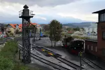 Zwei Malletts am Abend des 16.10.2014 im Bw Wernigerode. Hierbei handelt es sich um 99 5906 (vorn), welche am nächsten Tag einen Sonderzug der IG HSB zum Brocken und danach nach Gernrode bringen wird und dahinter die grüne 99 5902, die aber offensichtlich nicht unter Dampf stand.