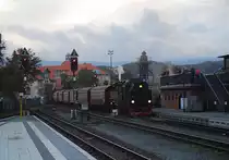 Einfahrt von 99 7247 mit P8924 vom Brocken, am Abend des 16.10.2014 in den Bahnhof Wernigerode. Wie man rechts auf der Aussichtsplattform sehen kann, findet auch der späte Zug noch das Interesse einiger Fotografen.