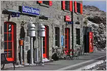 Ospizio Bernina 2253m ü/M. mit Warteraum, WC, Buffet und vier schönen Zimmern zum Übernachten. (23.10.2014)