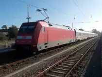 Auf knapp 50 Minuten Kaffeepause konnte sich das Lok-und Zugpersonal in Binz freuen.Aufnahme am 28.Oktober 2014 mit 101 013 und den IC 2184 aus Hannover.