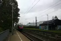 Die Euregiobahn (RB20) aus Heerlen(NL)-Stolberg-Altstadt-Düren kommt die Kohlscheider-Rampe hoch aus Richtung Herzogenrath und hält in Kohlscheid und fährt in Richtung Richterich,Laurensberg,Aachen-West.
Bei Regenwolken am Morgen vom 20.10.2014.