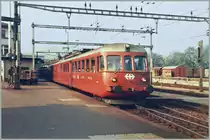 Der SBB RAe 4/8 1023 ist in Olten im Frühling 1985 auf einer Ausflugsfahrt. Der 1953 gebaute  Doppelpfeil  musste noch im selben Jahr nach einem Brand abgebrochen werden. 
Den RAe 4/8 1022 ereilte bereits 1977 nach einer Kollision das gleiche Schicksal, der 1939 gebaute, aber nicht baugleiche Doppelpfeil RABe 4/8 1021  Churchill  hingegen ist auch heute noch im Einsatz. 

April 1985




