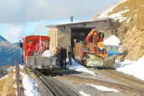 BRB-Saisonschluss 2014: Extrazug  dr Chäsbrätler“ auf Rangierfahrt von Gleis 2 auf Gleis 1. Rechts davon der Bauzug mit Kranwagen M4 II und Spurpflug in der Station Rothorn Kulm, 26. Okt. 2014, 11:53
