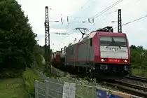 185 599-8 mit dem 40124 von Milano Smistam auf dem Weg nach Zeeburgge Ramsk am Nachmittag des 12.07.14 n�rdlich von Leutersberg.