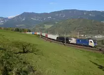  In Farbe und bunt , präsentierte sich der LTE-Zug 48089 mit der WLC 182 521 und der LTE 189 158 auf der  Apfelwiese  nahe dem Bahnhof Eichberg.