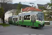 Triebwagen 609 ist am 24.10.2014 auf der Linie 1 in der Georgigasse stadteinwärts unterwegs.