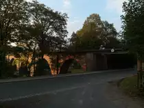 Viadukt in Wilsdruff über die Parkstraße und den Bach  Wilde Sau  (Saubachtalbrücke); Bahnbetrieb 1972 eingestellt; Foto vom 02.10.2014
