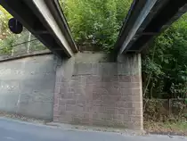 Die Bahnbrücke (Saubachtalbrücke) über die Parkstraße der ehemaligen Strecken Freital-Potschappel - Nossen und Wilsdruff - Meissen-Triebischtal war zweigleisig und macht eigentlich noch einen recht guten Eindruck; letzter Zugbetrieb war 1972; Foto vom 02.10.2014
