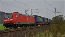 185 051-0 ist am 28.10.14 mit einen Aufliegerzug in Richtung Süden bei Hermannspiegel zu sehen.