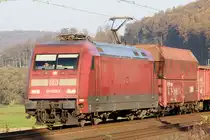 DB 101 028-9 mit einer Übergabe in Richtung Göttingen am Bü Km75,1 nördl. von Salzderhelden 28.10.14  15:20