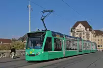 Be 6/8 Combino 301 trägt seit dem 28.10.2014 eine Teilwerbung für das Christmas Tattoo 2014. Hier überquert der Wagen die Mittlere Rheinbrücke. Die Aufnahme stammt vom 29.10.2014.