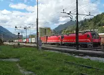 Am 15.09.2014 warten im Bahnhof von Jesenice 541 020 und eine  weitere 541er mit ihrem Containerzug auf Streckenfreigabe und Weiterfahrt.