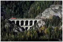 Eine mir unbekannt gebliebene 1144, zieht einen Mobiler Bauzug über das Krausel Klause Viadukt am Semmering. 
8.11.2013
