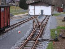 Talseitige Einfahrt in den Bahnhof Lohsdorf: links das Stumfgleis am G�terschuppen, rechts das Bahnsteiggleis. Im Hintergrund ist das Empfangsgeb�ude erkennbar. Im n�chsten Bauabschnitt wird der L�ckenschluss erfolgen.