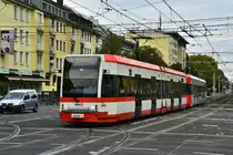 4100 wurde die Ganzgestaltung  KVB Schülerticket  entfernt. Hier zu sehen auf der Kreuzung Aachener Str./Gürtel wieder im alten KVB Farbschema am 24.10.2014.