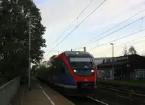 Die Euregiobahn (RB20) kommt aus Heerlen(NL)-Stolberg-Altstadt-Düren und kommt die Kohlscheider-Rampe hoch aus Richtung Herzogenrath und hält in Kohlscheid und fährt in Richtung Richterich,Laurensberg,Aachen-West. 
Bei Sonne und Wolken am Morgen vom 24.10.2014.