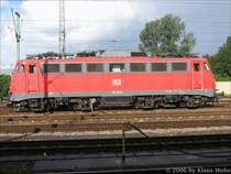 110 492-6 wartet am 29.08.06 in Emden Hbf. auf den n�chsten IC nach Emden Au�enhafen. Die 110 macht dann Kopf und die Zuglok l�uft am Zugende mit.