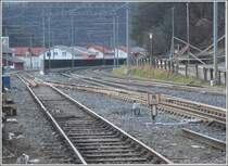 Bahnhof Domat/Ems. Rechts die zwei Geleise der RhB Richtung Reichenau-Tamins. Links das normalspurige Anschlussgleis f�r die Ems Chemie Werke. Neu wird auch die Grosss�gerei Stallinger Swiss Timber �ber diesen Anschluss versorgt. Damit RhB und SBB Zugang zur S�gerei haben, wird der Anschluss mit einem Dreischienengleis ausgestattet. Die zwei Weichen sind bereits neu und verf�gen �ber beide Spurweiten. (11.01.2007)