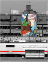 Die Gitarre und der ICE-Triebkopf - 

gesehen in Stuttgart-Zuffenhausen, 

03.04-2005 (J)