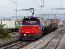 SBB - Völlig überraschend aufgetaucht ist die SBB Rangierlok Eem 923 003-8 mit Güterwagen bei der durchfahrt im Bahnhof Gwatt am 10.10.2014