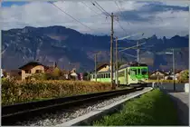 Der ASD Regionalzug 426 hat die Strasse verlassen und fährt nun ein kurzes Stück auf dem Eigentrasse zur Station  Aigle Dépôt ASD  um dann die Steigung Richtung Le Sépey in Angriff zu nehmen.
3. Nov. 2014