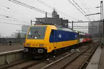 Die noch nagelneue E 186004 fährt mit einem Personenzug am 27.10.2014 in Amsterdam Centraal ein. Die frische Lackierung fällt im Unterschied zu den bereits lange im Dienst stehenden Reihen z. B. 17 besonders auf.