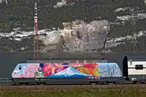 Die Re 460 036-7 mit der Werbung für Japan zieht bei Mühlehorn einen Ic aus Chur Richtung Zürich HB.Bild vom 27.10.2014