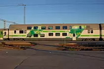 Doppelstöckiger Ravintolavaunu(Restaurantwagen)der VR steht unter Mitternachtssonne abgestellt am Bahnhof Rovanniemi am 7.7.2014