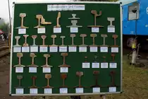 Schienenarten und –formen – von gestern bis heute.
Dieses doch interessante Ausstellungsstück haben Azubis der DB AG gefertigt, so gesehen beim 11. Berliner Eisenbahnfest in Berlin-Schöneweide am 21.09.2014.
