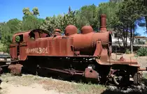 O&K 301, Baujahr 1914, ist seit den 60er Jahren im Bahnhof Mandas abgestellt. 24.08.2014.