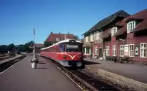 HFHJ (Hillerød-Frederiksværk-Hundested-Jernbane, auch Frederiksværkbanen genannt): Triebzug (Ym + Yp + Ys) Bahnhof Frederiksværk im August 1976.